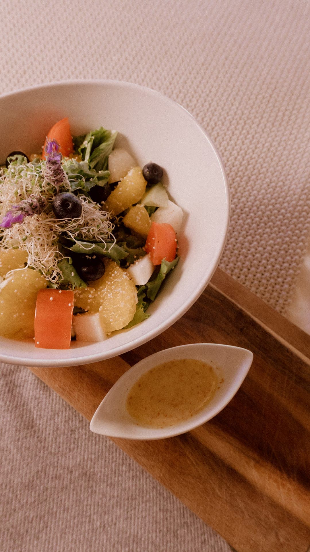Ensalada gourmet con flores comestibles