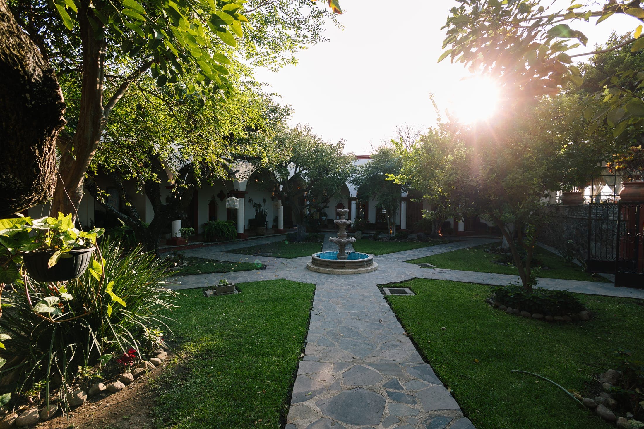 Patio y jardines de Hacienda San Nicolás de las Fuentes al atardecer