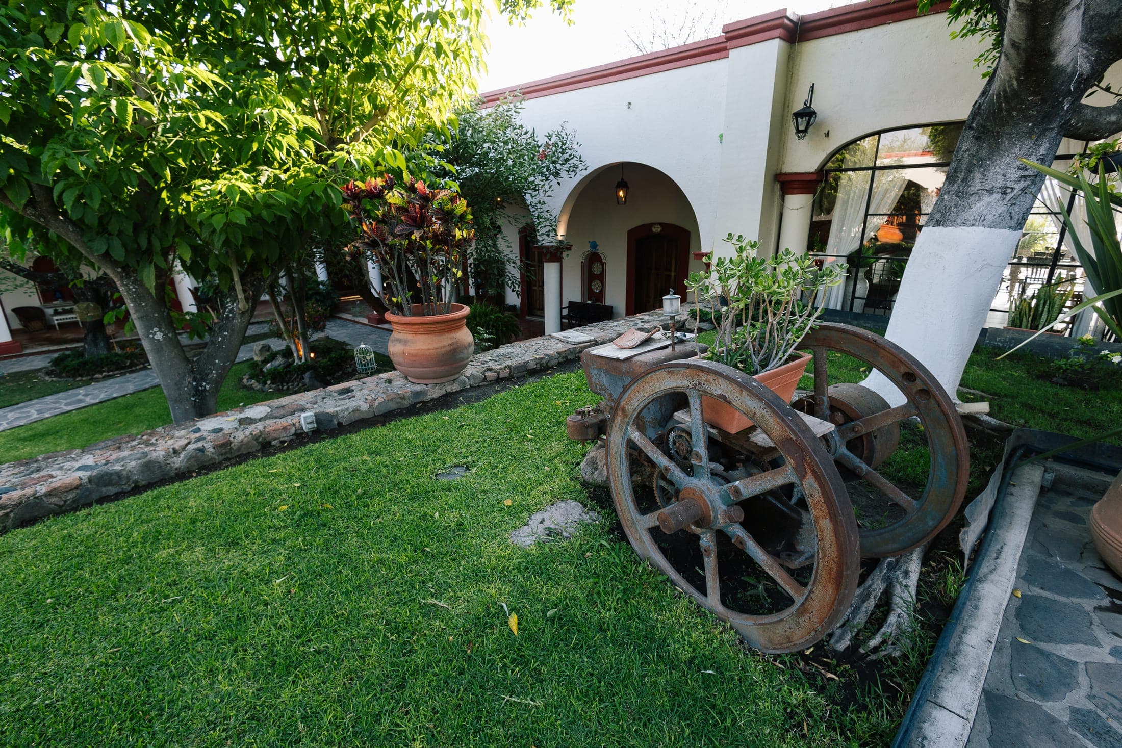 Jardines amplios de la hacienda con árboles centenarios