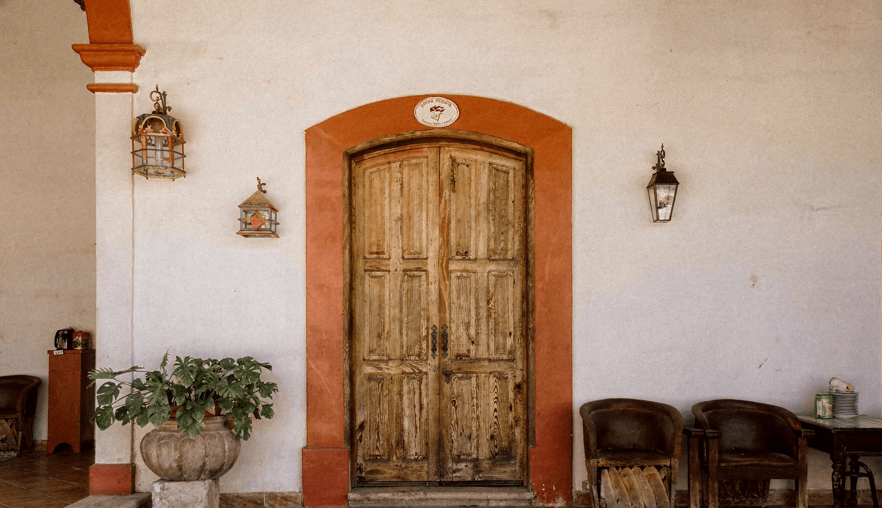 Corredor de la Hacienda San Nicolás de las Fuentes con arcos blancos y vista al jardín