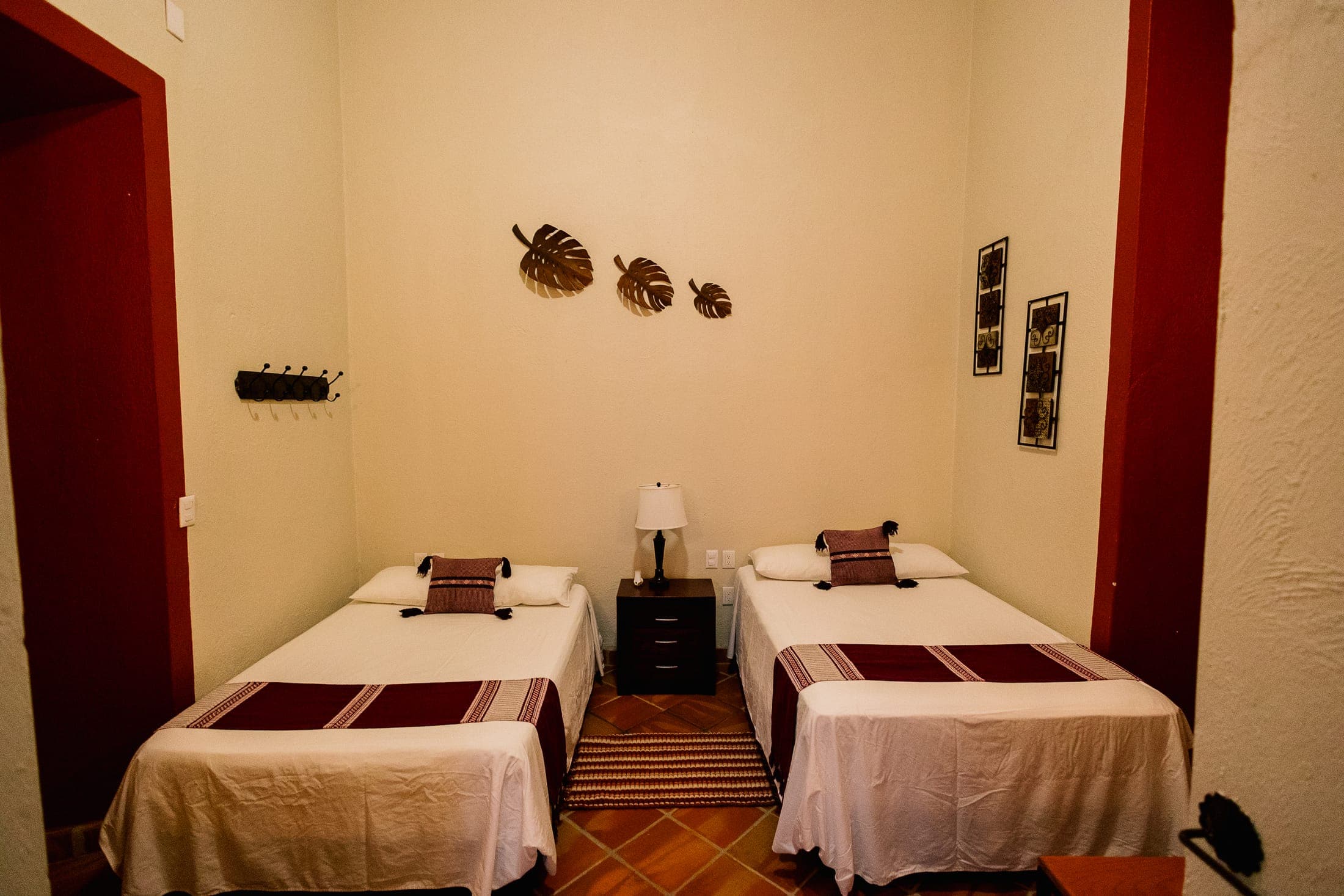 Habitación con dos camas y terraza