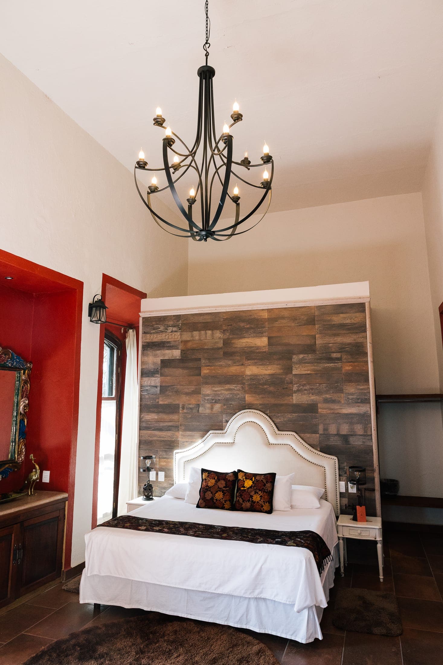 Habitación con muro de piedra y cama king