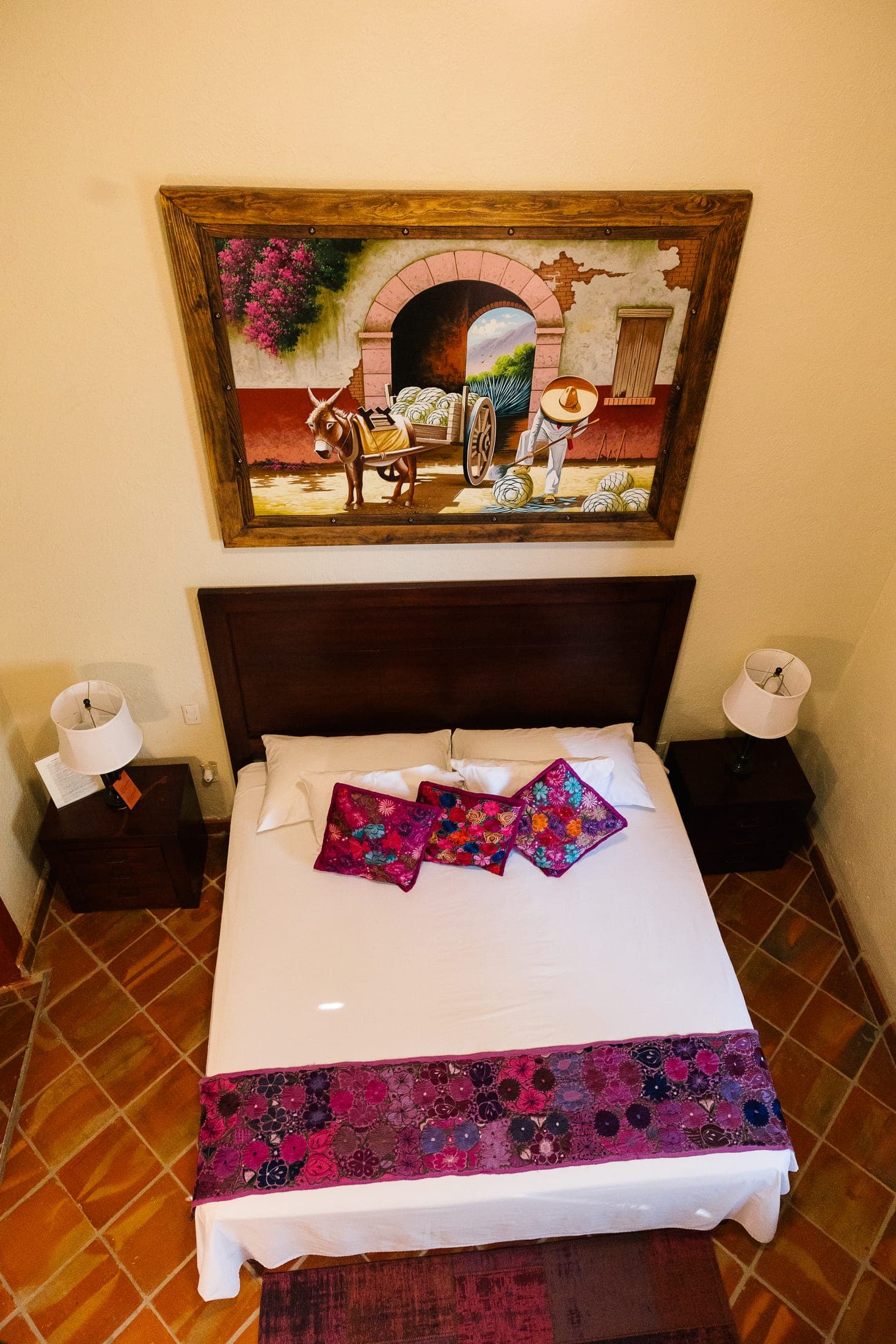 Habitación con textiles artesanales mexicanos