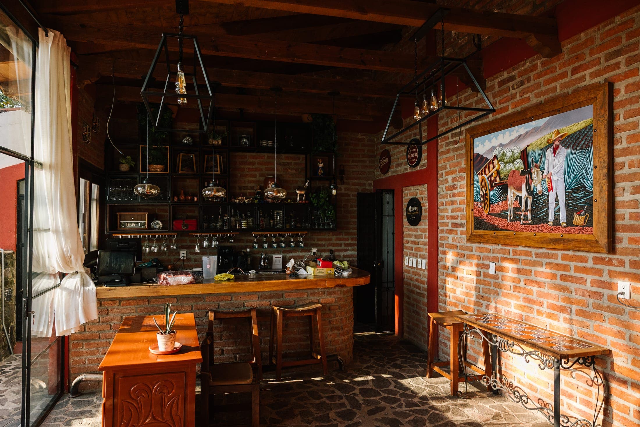 La cava y barra del restaurante