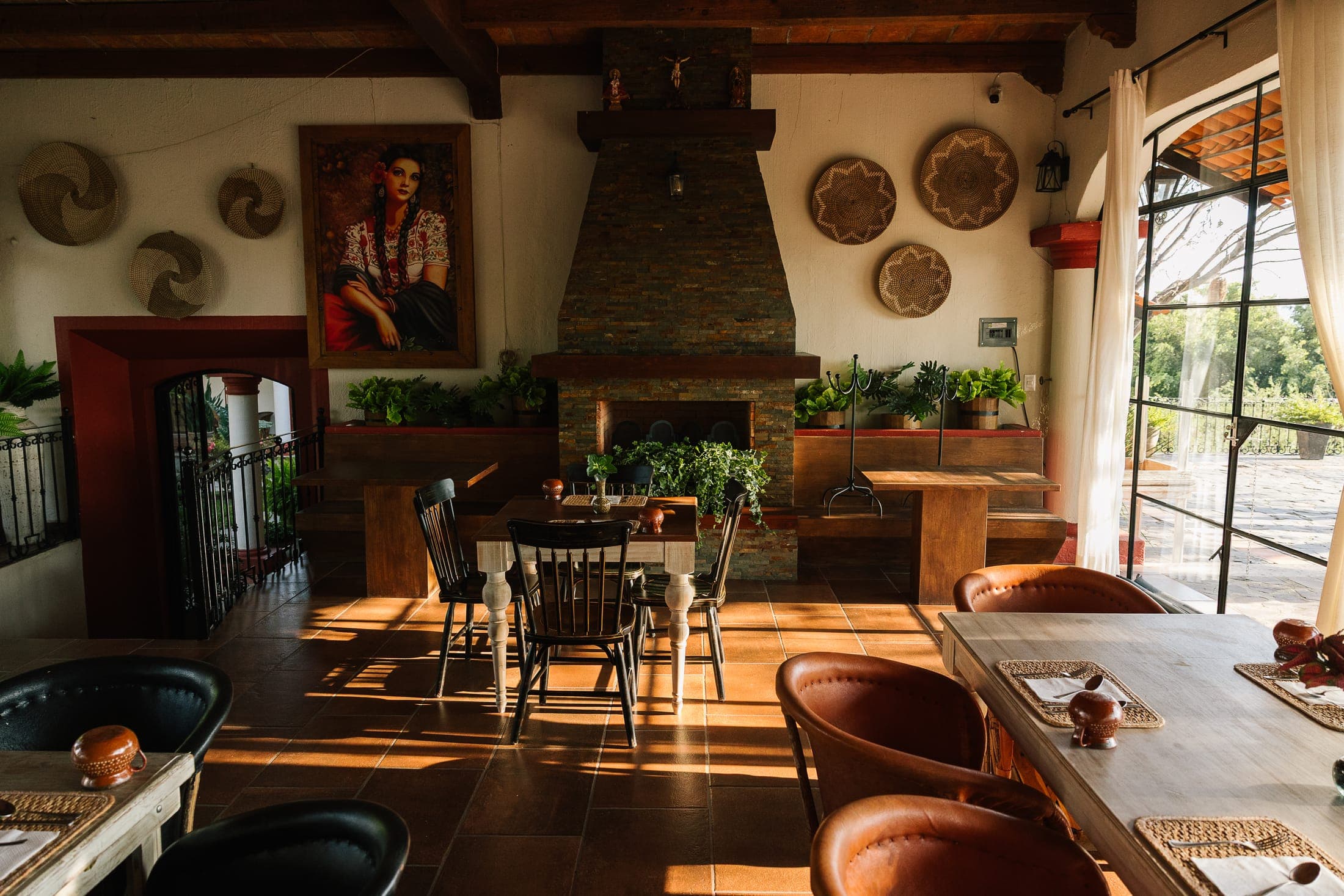 Comedor principal con muros de ladrillo