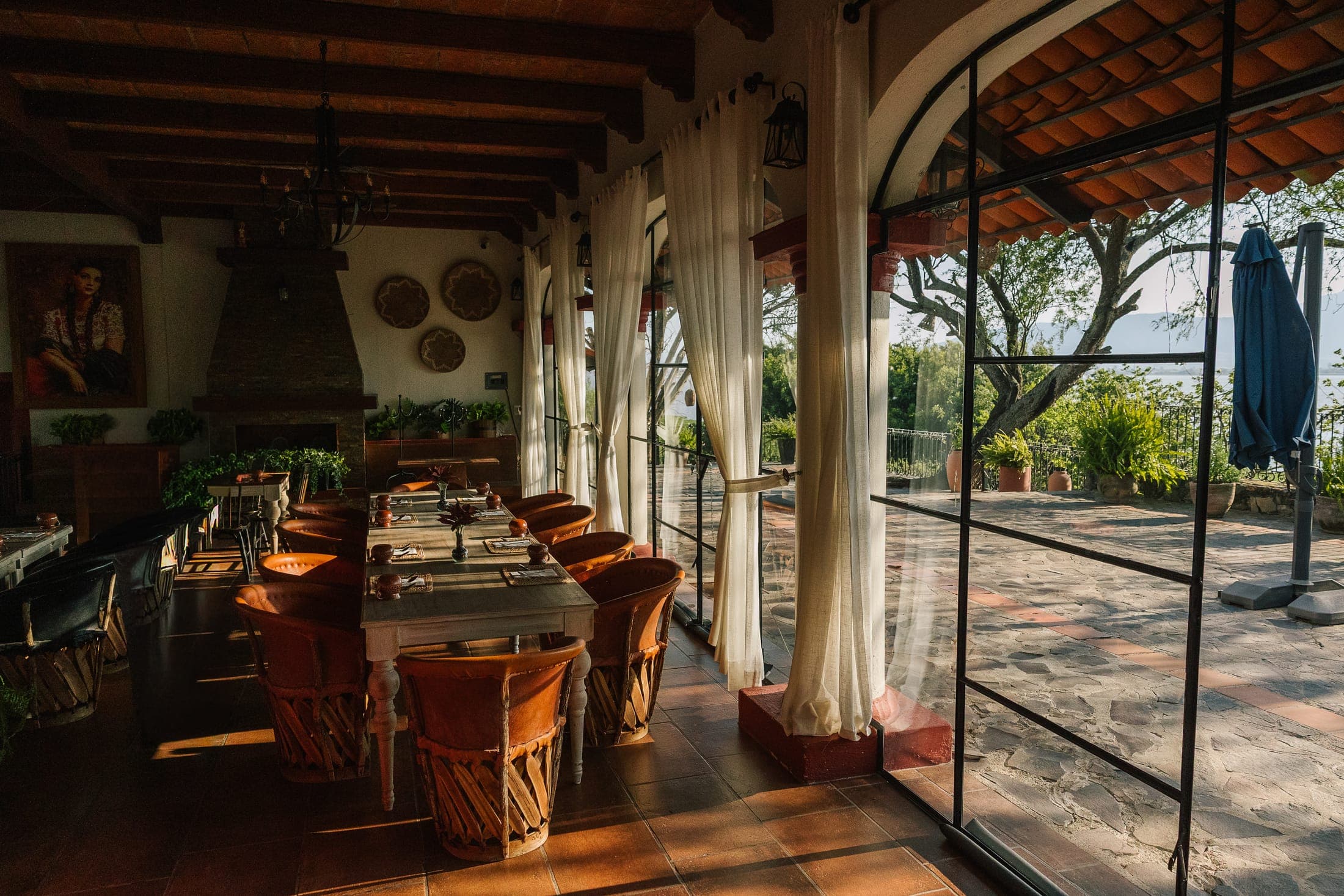 Terraza comedor con vista a los jardines